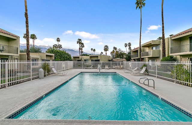 Cozy 1 bed,1 bath condo steps to Pool & Spa + Near golf course. Walk to Grocery,