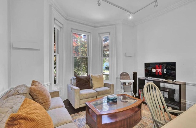 Cozy 1 Bed Apt Mins to Downtown and Beach Parking