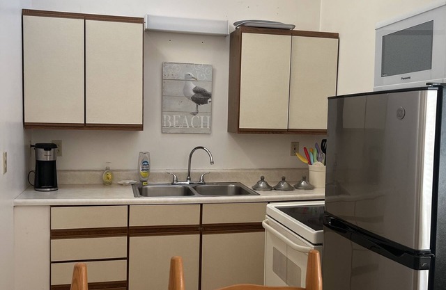 Cozy 1-bedroom apartment in charming Kennebunk with WiFi, AC. Walk to town.