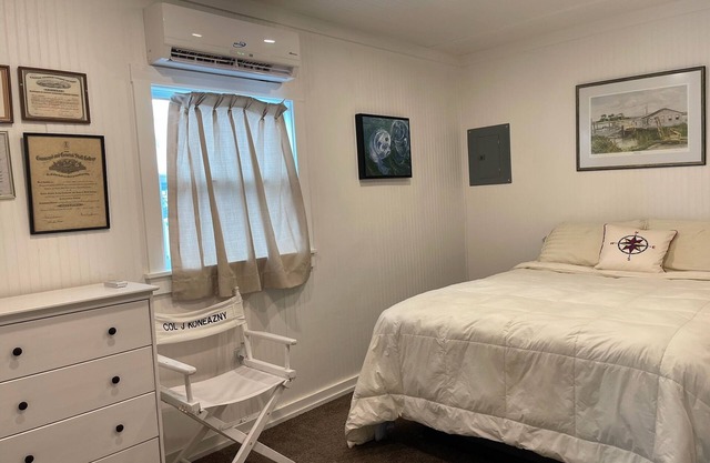 Cozy 1 Bedroom Green Flash Houseboat @ the Perry Marina with WiFi, AC