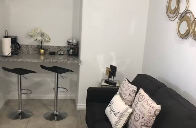 Cozy 1-bedroom w/WiFi, TV, Netflix, small kitchen, AC in exciting Las Vegas