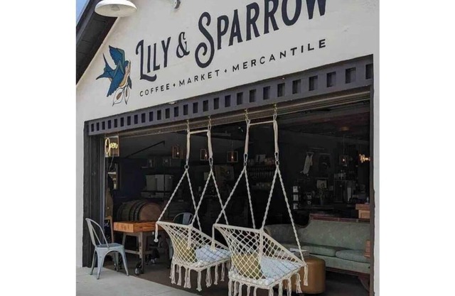 Cozy 1bed 1bath house. Short walk to Mystic Grill