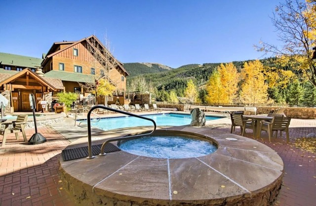 Cozy 1BR River Run condo - walk to slopes, pool, hot tub & more!
