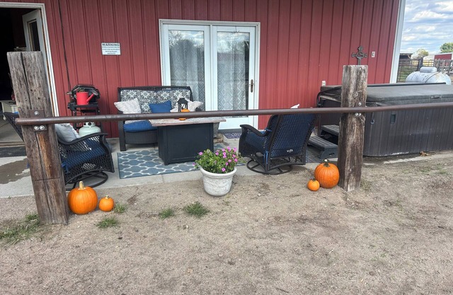 Cozy 2 BED apartment in a barn. cows, horses,hot tub. Experience the RANCH life
