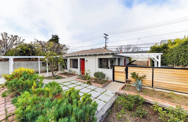 Cozy 2 Bed Mid Century Modern Pet Friendly Cottage in Mar Vista with Fenced Yard