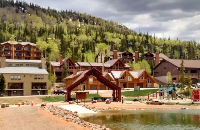 Cozy 2-Bed Mountain Condo with Stunning Views & Private Patio