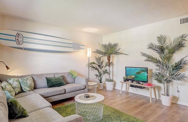 Cozy 2-bedroom apartment in beautiful Cocoa Beach with WiFi, AC