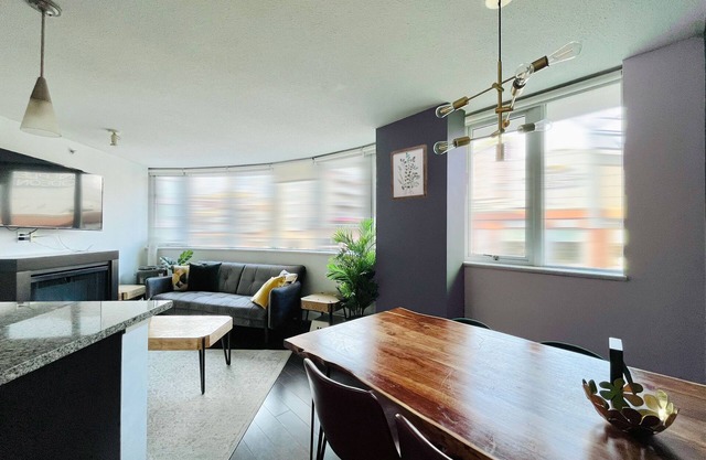Cozy 2-Bedroom Apartment in DT, Luxury Amenities, Easy Access
