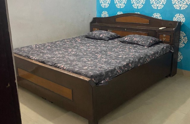 Cozy 2-bedroom apartment with WiFi, AC in fantastic New Delhi