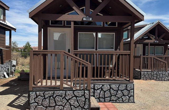 Cozy 2-bedroom cabin #106 in awesome Moab with AC, Wi-Fi