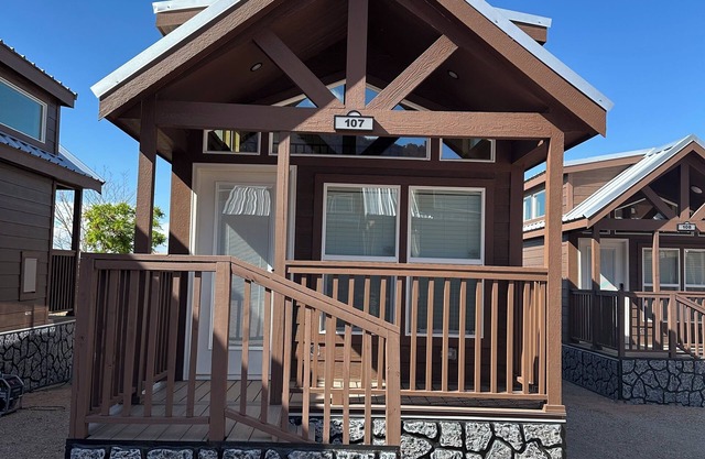 Cozy 2-bedroom cabin #107 in beautiful Moab with AC, WiFi