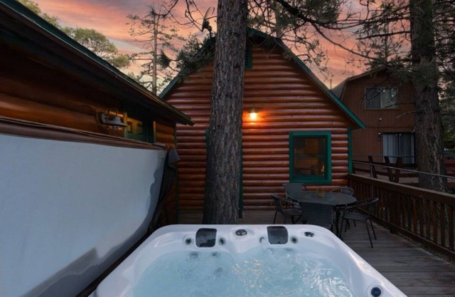 Cozy 2-bedroom Cabin in Big Bear, 10 Minutes from Lake & Downtown