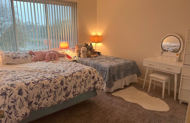 Cozy 2-bedroom condo with fitness room, indoor pool, WiFi in lovely Brighton