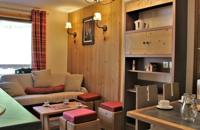 Cozy 2-room Apartment for 5, Pool & Sauna, Near Slopes & Shops, Pet-Friendly, South-West Balcony