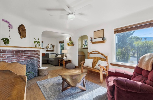 Cozy 2BD Home minutes from heart of Missoula - fenced backyard great for dogs!