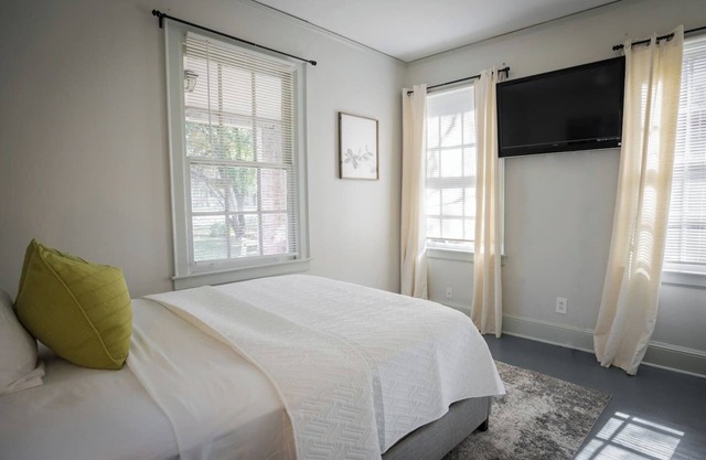 Cozy 2BR Home Pet-Friendly & Comfortable