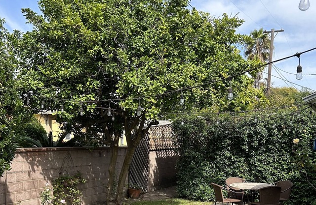 Cozy 3 bdrm house centrally located to Beaches, LAX, Disneyland and Hollywood