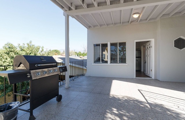 Cozy 3 bedroom 2 bath apartment in the heart of San Fernando