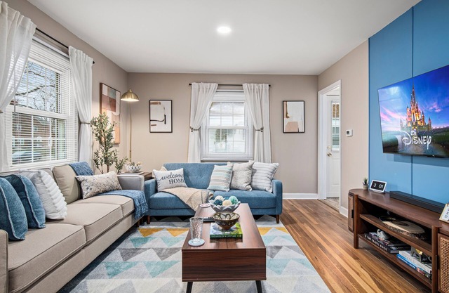 Cozy 3BR: King Bed, Pool Table, Free Parking, Near OSU & Convention Center!