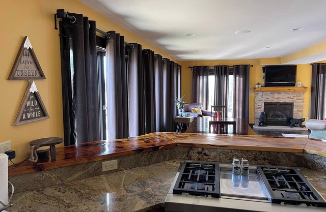 Cozy 8 Person Chalet on the Bay