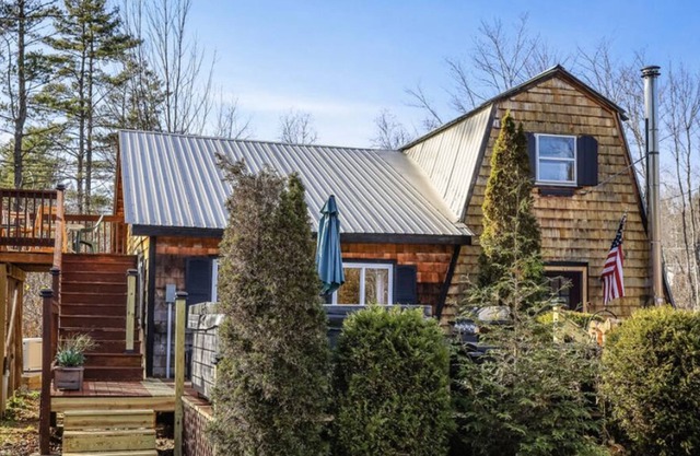 Cozy A-frame with private hot tub & water access⛷🔥