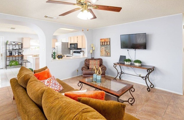Cozy and Quaint Abode Near La Cantera/Rim