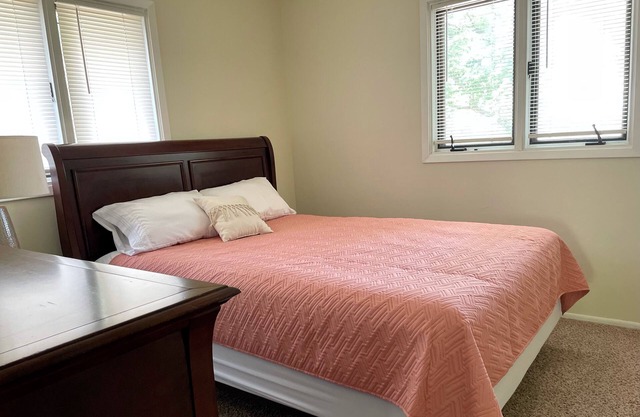 Cozy Apartment. Close to downtown, Newbo and easy access to I 380