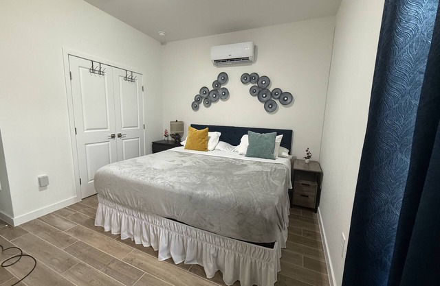 Cozy Apartment/Efficiency in tranquil Homestead with AC, WiFi, private entrance