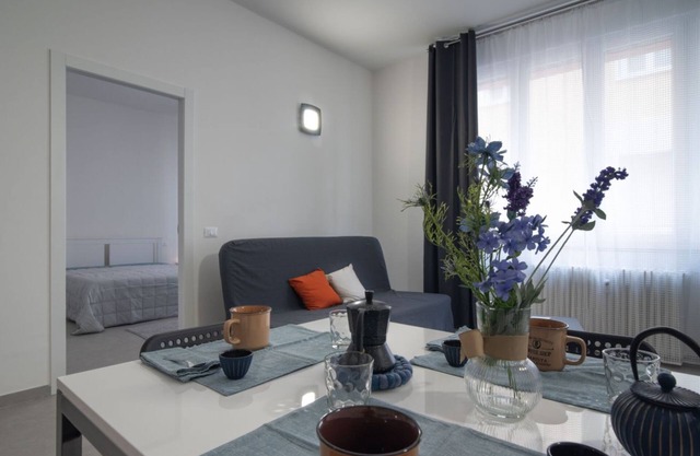 Cozy apartment of 85 sqm located on the second floor of a building with elevator, perfect for 6 people.The accommodation is located in the city center of Mantua (ZTL limited traffic zone, UNESCO), in less than 5 minutes walk you can reach all the main at