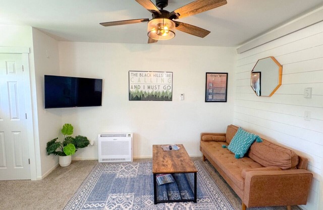 Cozy Apt, Great Location, Patio, Walk to Downtown!