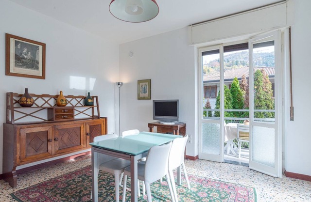 Cozy apt with 2 bedrooms, balcony!