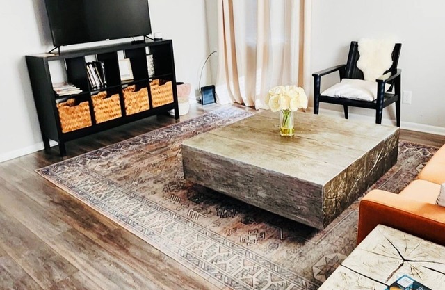 Cozy Arose (VRBO)- walk to the square and trails!