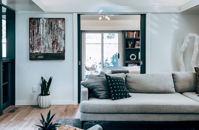 Cozy, artsy chalet in Stillwater with WiFi and AC and set in a scenic landscape.