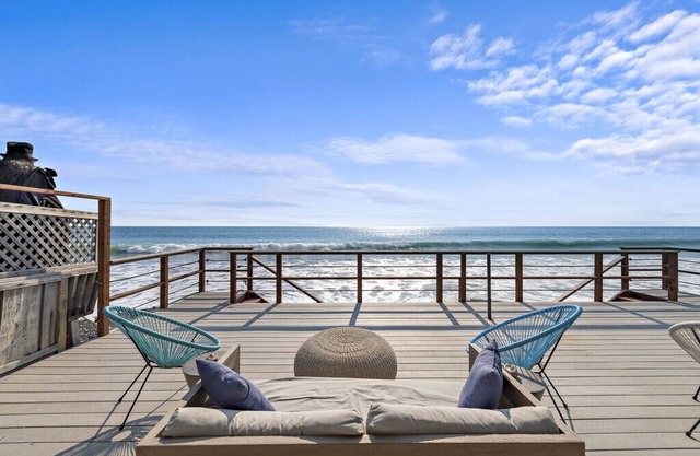 Cozy Beach Cottage On The Sand!