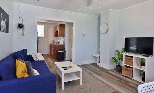 Cozy Beach Hideaway - 1 block to the beach