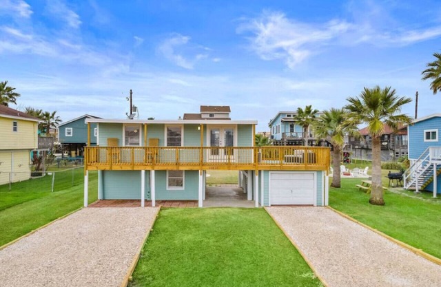 Cozy Beach House w/Fire Pit, Deck & Game Room