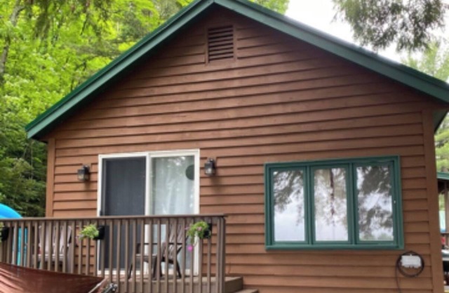 Cozy beachfront 3-bedroom cabin on over 700 acre Amber Lake, WiFi, AC