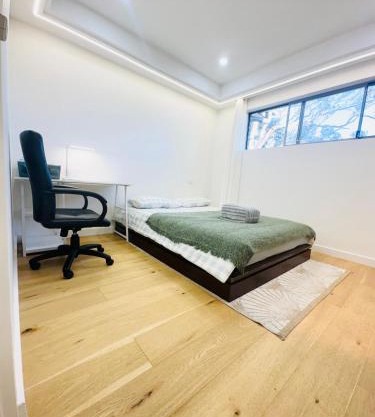 Cozy Bedroom with Private Bathroom and Toilet Close to Train Station Airport