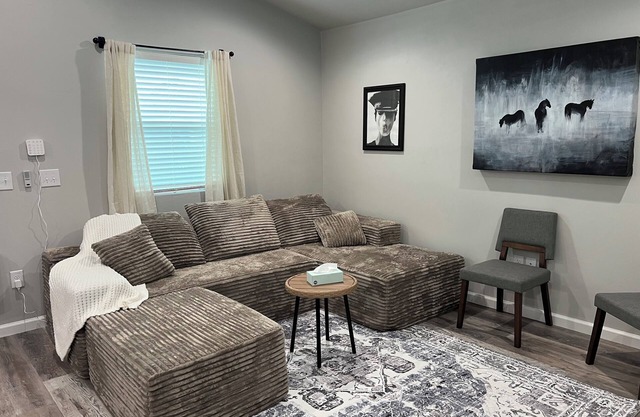 Cozy Bungalow close to downtown High Springs.