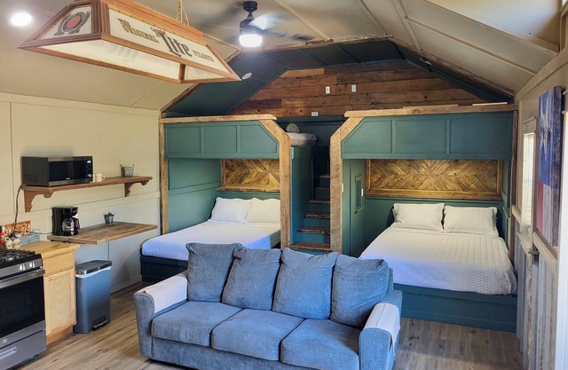 Cozy “Bunkhouse” cabin in charming Leakey with WiFi, AC. Near Frio and Garner!