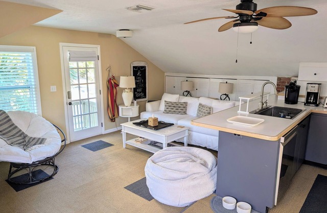Cozy Cabana .walk to the beach and St Armand's Circle!