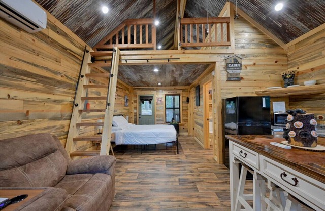 Cozy Cabin 3 miles to WPG Slps 4, ATV friendly