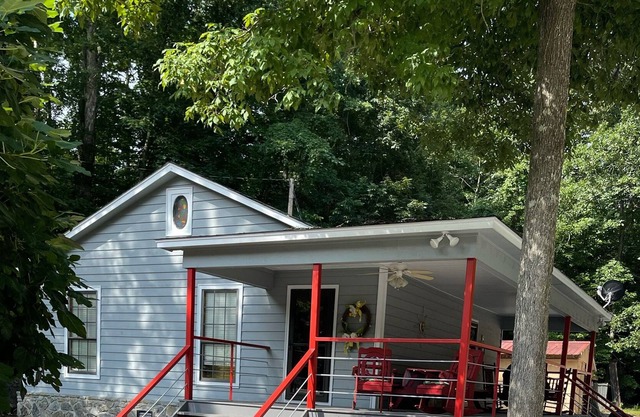 Cozy cabin by Coleman park at pickwick lake, partial water view in winter