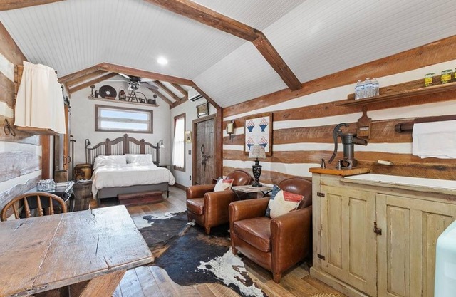 Cozy Cabin for Two 1 Block to Main