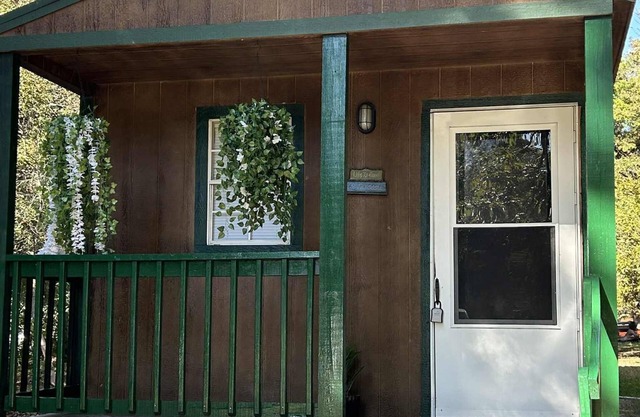 Cozy cabin in gated Lake community.