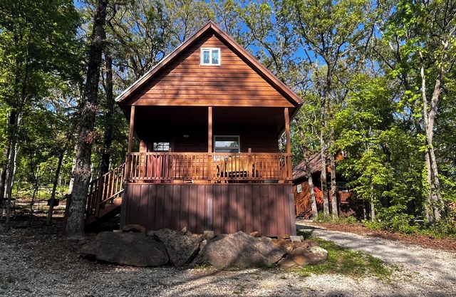Cozy cabin in our little woodland village - access to pond and meadow