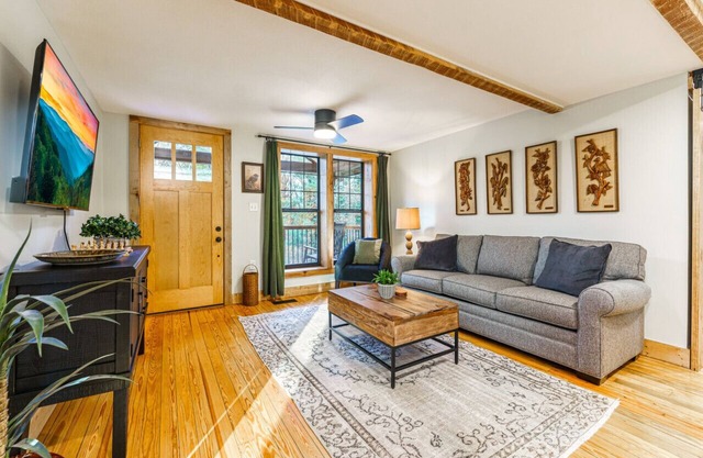 Cozy Cabin in the Woods w/Playroom, Deck & Lounge