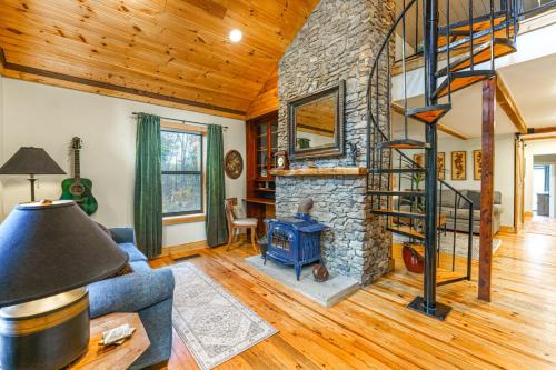 Cozy Cabin in the Woods w/Playroom, Deck & Lounge