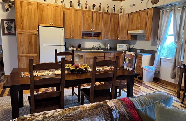 Cozy Cabin, nestled on a 200 acre Horse Farm - family and pet friendly.