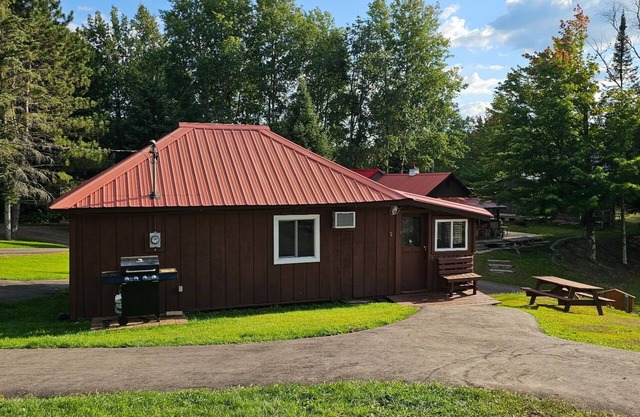 Cozy cabin on Island Lake